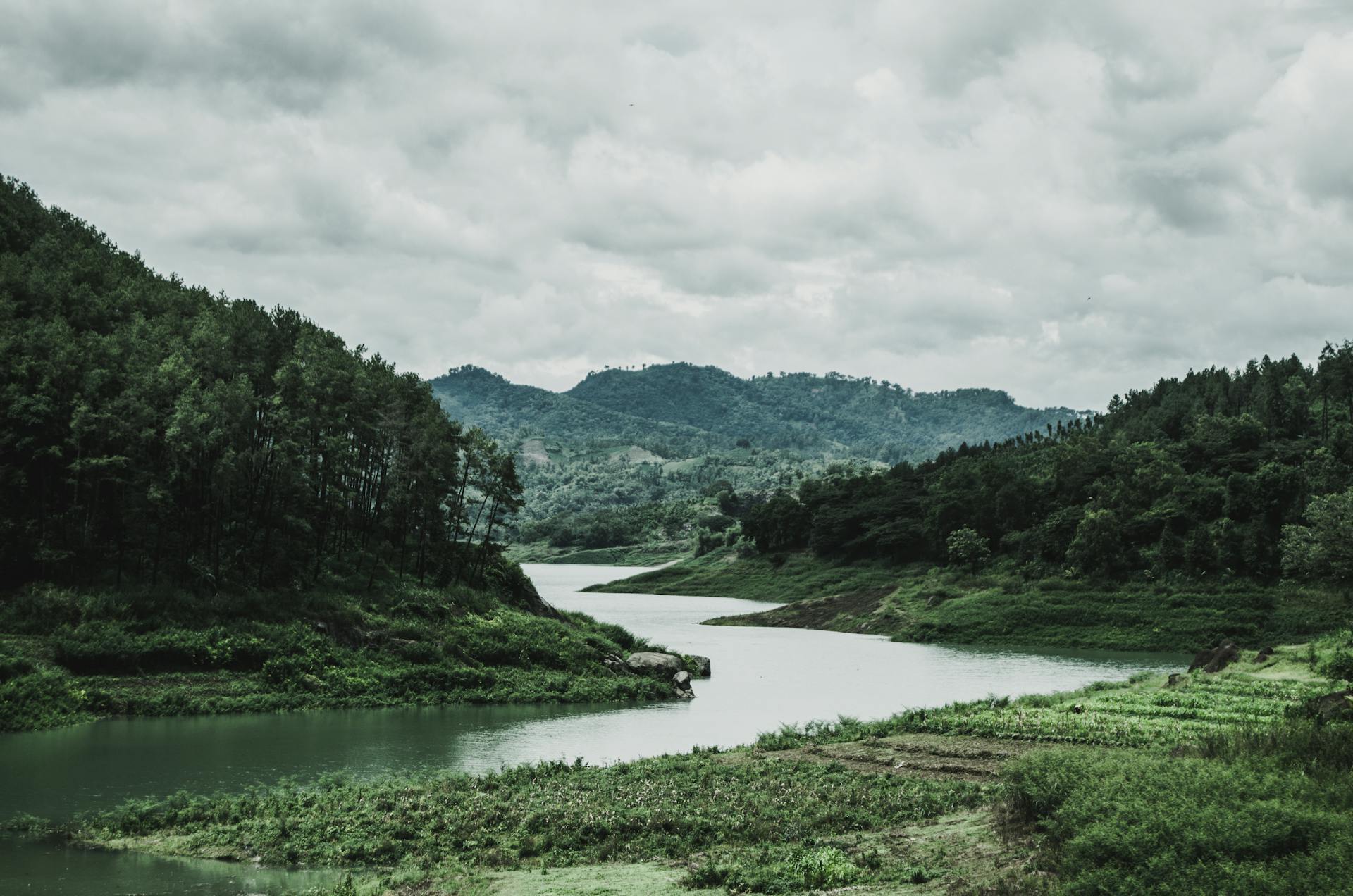 在河流和湖泊中，水位和流量的变化是反映水资源状况的重要指标。遥测终端机RTU 可以连接水位传感器和流量传感器，
实时采集水位和流量数据，并通过无线通信网络将数据传输到监控中心。例如，在汛期，通过对河流水位的实时监测，可以及时预警洪水风险，为防洪决策提供准确的数据支持。同时，流量数据对于水资源的合理调配和
水利工程的运行管理也至关重要。
